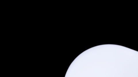 El joven de 18 años pide $1 mil millones de dólares como compensación