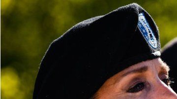 Las militares usan muchos equipos diseñados para hombres.