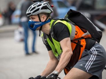 En las grandes ciudades, algunos ciclistas optan por utilizar máscaras especiales para filtrar el aire.