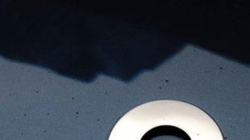 NIO (su logo a la izda) es conocida como el "rival chino de Tesla" (dcha).