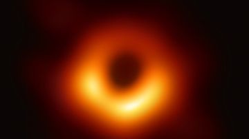 El agujero negro fotografiado en el corazón de la galaxia M87.