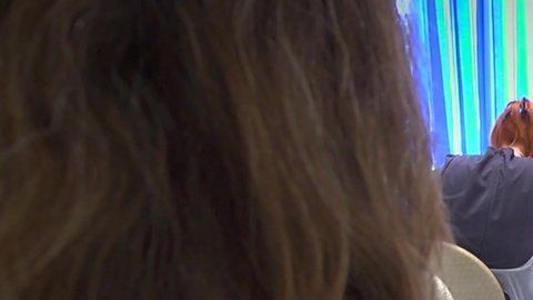 Stephanie, que tiene capacitación en carpintería, logró sacar un certificado de cosmetología en un instituto local, después de su transición.