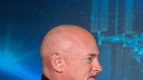 Scott Kelly (der) pasó 340 días en la EEI, su hermano estuvo en la Tierra.