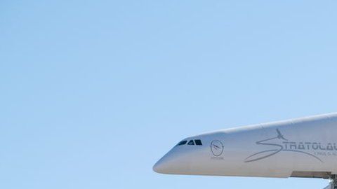 El Stratolaunch es más largo que un campo de fútbol americano.