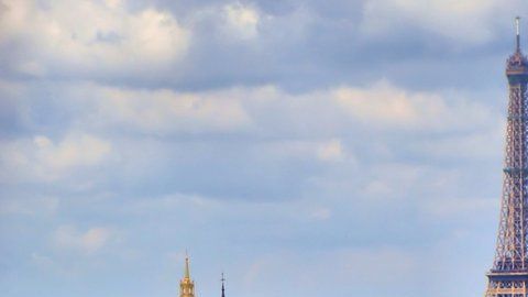 "Vigilando" la ciudad de París, se erige una gárgola en forma de mono alado en las alturas de Notre Dame.