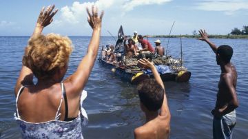Decenas de miles de cubanos abandonaron la isla en esos años.