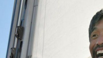 Mitsuhiro Iwamoto (i) celebró la hazaña con su ayudante Doug Smith.