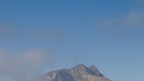 El municipio de Adeje, situado al lado del mar, está rodeado de montañas llenas de cuevas y barrancos.