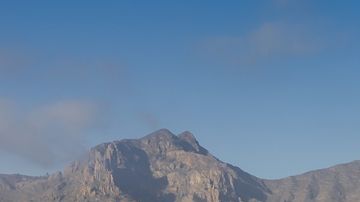El municipio de Adeje, situado al lado del mar, está rodeado de montañas llenas de cuevas y barrancos.