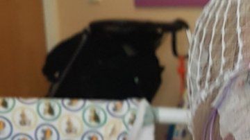 Charlie pasó los primeros dos años de su vida en hospitales.