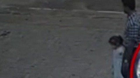 Uno de los atacantes caminando tranquilamente hacia su objetivo.