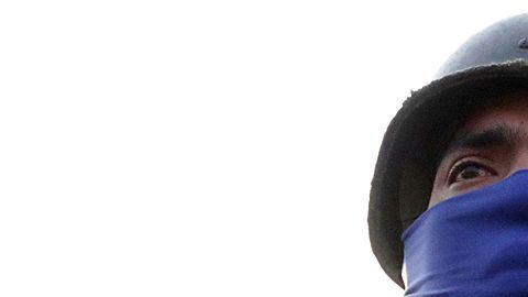 Los militares que apoyan a Guaidó portan con la banda de color azul.