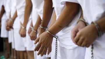 Presuntos maras encarcelados en El Salvador.