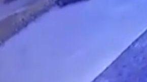 Un padre arroja a su hija por las escaleras.