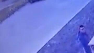 Un padre arroja a su hija por las escaleras.