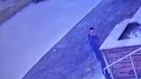 Un padre arroja a su hija por las escaleras.