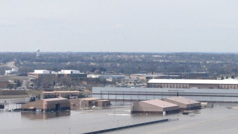 La Base de la Fuerza Aérea Offutt y sus alrededores afectados por las inundaciones.