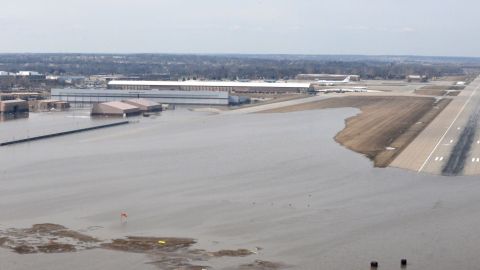 La Base de la Fuerza Aérea Offutt y sus alrededores afectados por las inundaciones.