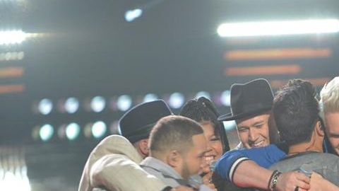 Luis Fonsi canta con su Team