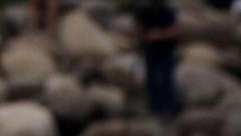 Migrantes hondureños cruzan a pie el río Suchiate, que separa a Guatemala de México.