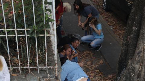 Ciudadanos son reprimidos en una concentración de Guaidó ayer en Caracas