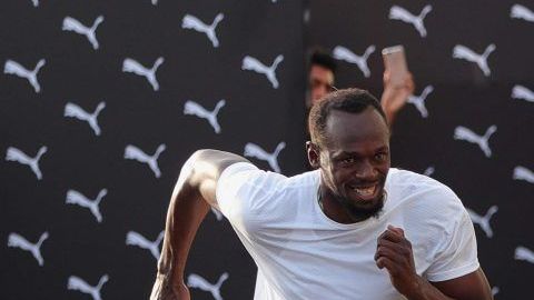 El exvelocista profesional jamaiquino y múltiple medallista olímpico, Usain Bolt, compite contra un 'mototaxi' en Lima (Perú).