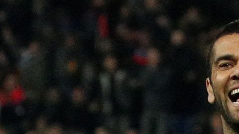 Dani Alves del Paris Saint-Germain celebra un gol ante el Nantes en la semifinal de Copa.