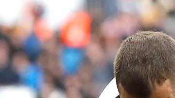 Karim Benzema celebra su segundo gol en el triunfo 2-1 del Real Madrid sobre el Eibar