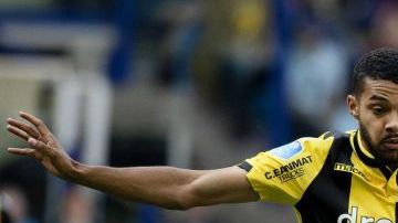 Hirving Lozano del PSV Eindhoven lucha con los jugadores del Vitesse.