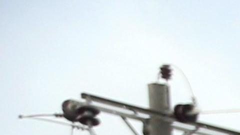 Un soldado afgano vigila el lugar donde explotó la bomba