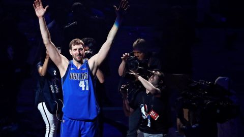 El alemán Dirk Nowitzki de los Dallas Mavericks anunció su retiro.