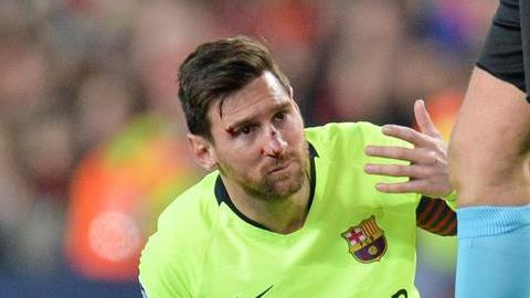 Messi terminó con el rostro lleno de sangre, por un manotazo de Christopher Smalling