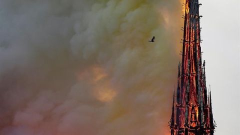 Las llamas arrasan la aguja de la catedral de Notre Dame, en París.