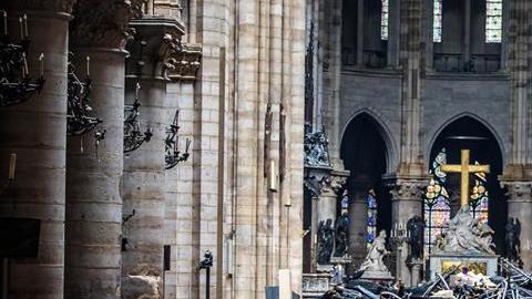 Vista del interior de la catedral de Notre Dame después del incendio.