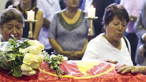 Miles de personas acuden a despedir al expresidente peruano Alan García en el velatorio levantado en la "Casa del Pueblo".