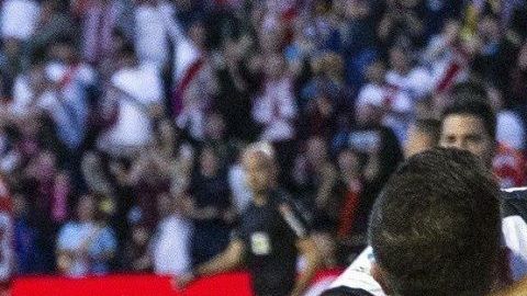 Los jugadores del Rayo Vallecano celebran el triunfo ante el Real Madrid.