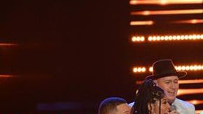 Luis Fonsi canta con su Team