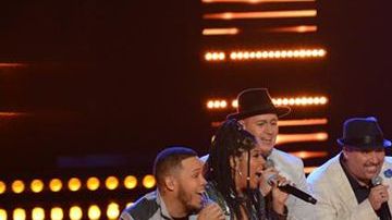 Luis Fonsi canta con su Team