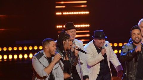 Luis Fonsi canta con su Team