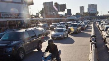 Los automóviles se concentran en largas filas antes de atravesar la frontera entre México y Estados Unidos. /CBP