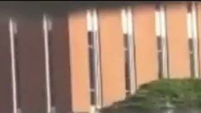 Las autoridades registran la universidad de Charlotte tras el tiroteo.