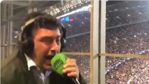 El comentarista español Alfredo Martínez enloqueció con los goles de Messi al Manchester United