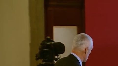 El Presidente López Obrador y el periodista Jorge Ramos revisando juntos las cifras de homicidio esta mañana.