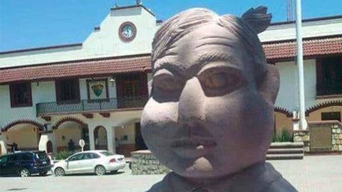 La escultura es una obra de Amado Montalvo.