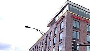 El incendio se informó a las 7:40 am en un edificio de apartamentos de cinco pisos en la cuadra 6600 al norte de la Sheridan Road en Rogers Park.