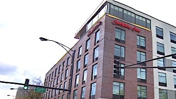 El incendio se informó a las 7:40 am en un edificio de apartamentos de cinco pisos en la cuadra 6600 al norte de la Sheridan Road en Rogers Park.