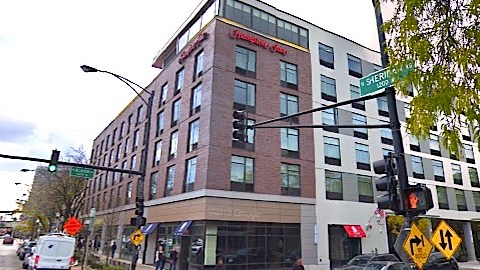 El incendio se informó a las 7:40 am en un edificio de apartamentos de cinco pisos en la cuadra 6600 al norte de la Sheridan Road en Rogers Park.