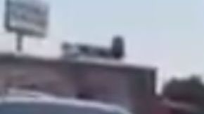 Hombres armados caminan en una de las principales avenidas de la capital mexicana,