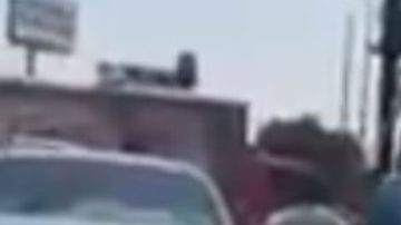 Hombres armados caminan en una de las principales avenidas de la capital mexicana,