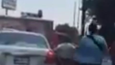 Hombres armados caminan en una de las principales avenidas de la capital mexicana,